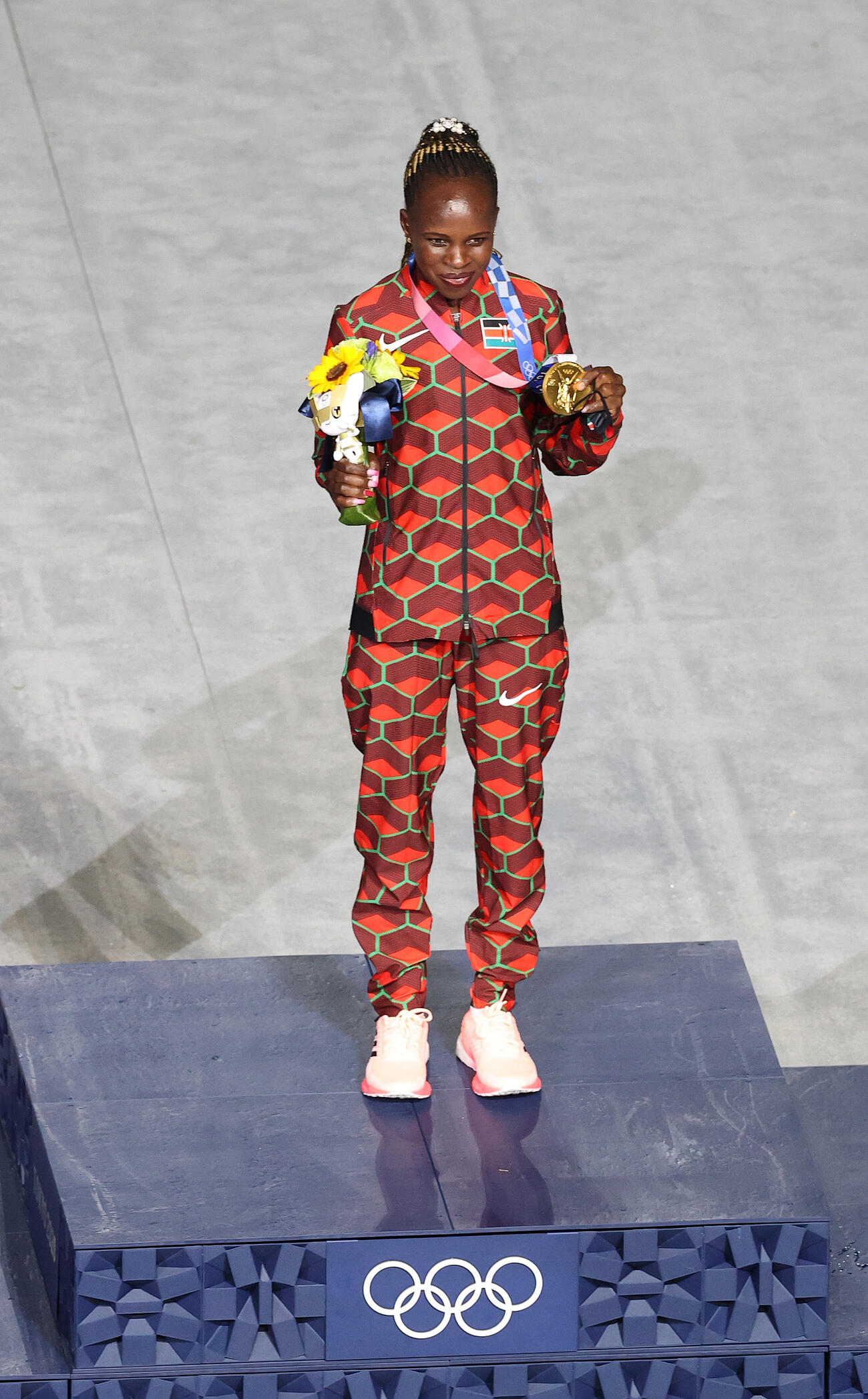 東京五輪　女子マラソン表彰式に臨んだ金メダリストのペレス・ジェプチルチル（21年8月撮影）
