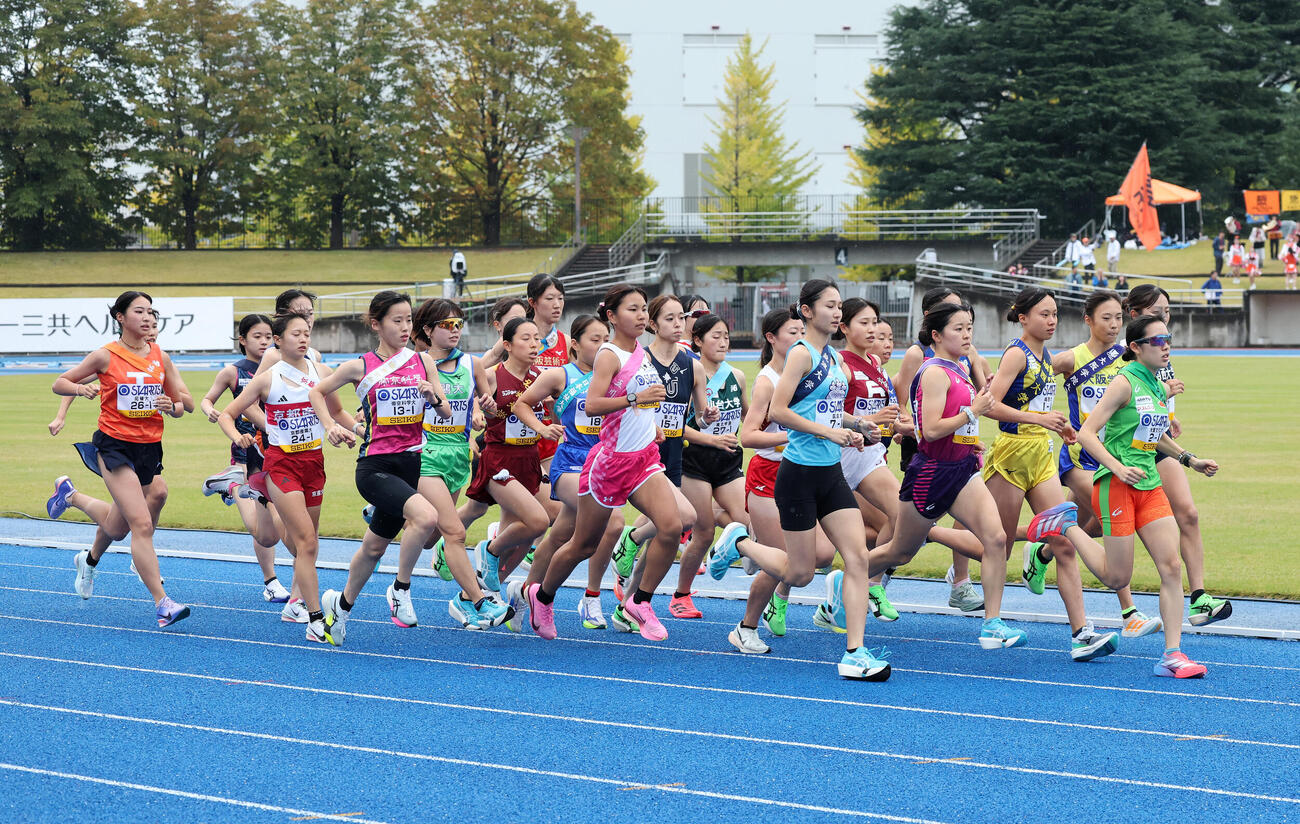 力走する各校の選手たち（撮影・鈴木正人）