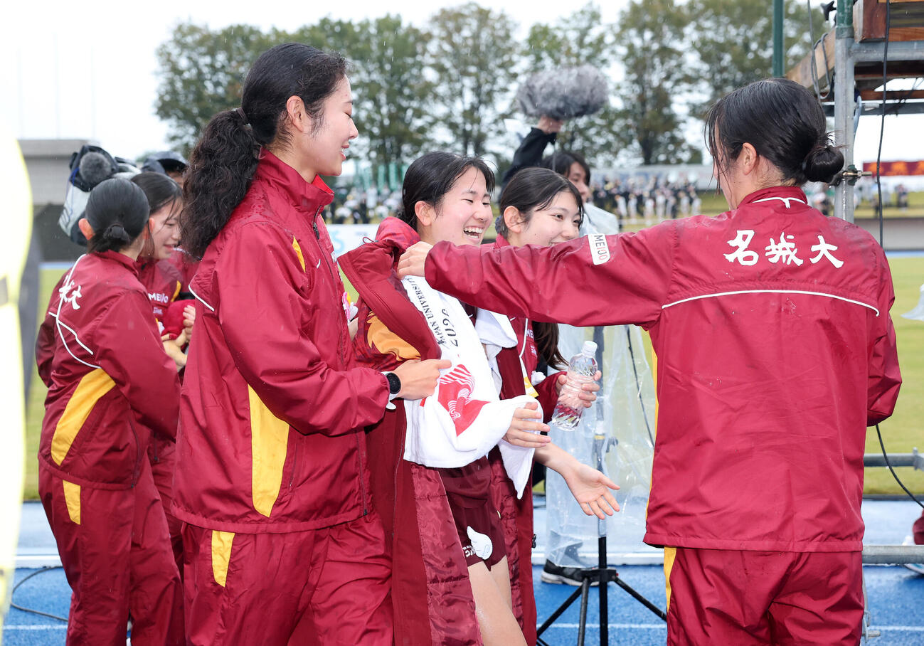 笑顔を見せる6区の名城大・橋本和叶（中央）（撮影・鈴木正人）