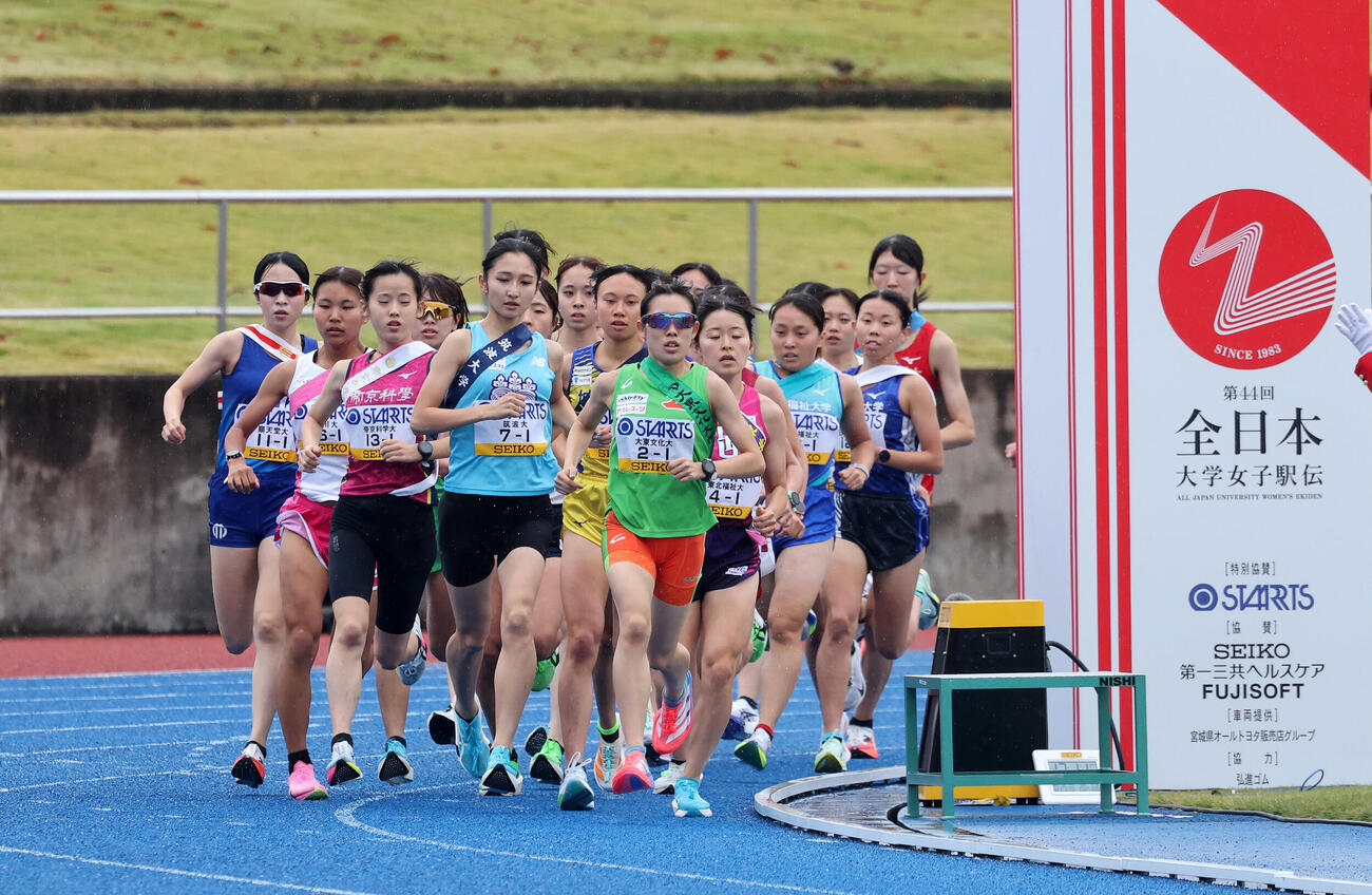 力走する各校の選手たち（撮影・鈴木正人）