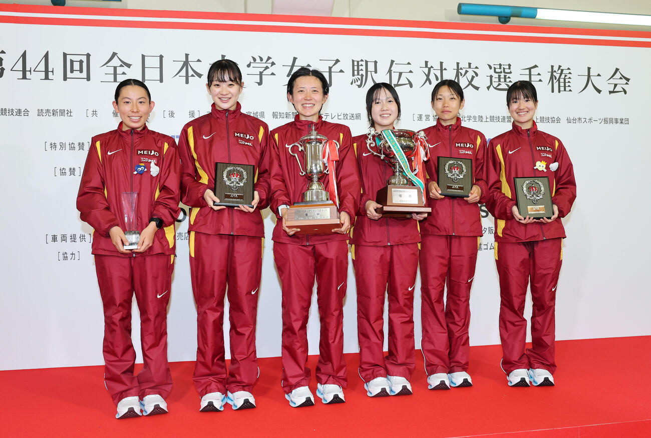 写真に納まる、左から名城大・真柴愛里、近藤希美、力丸楓、村岡美玖、木村真桜、橋本和叶（撮影・鈴木正人）