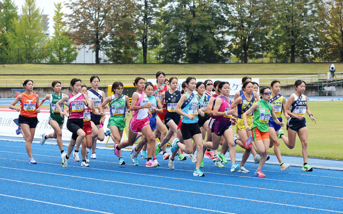 力走する各校の選手たち（撮影・鈴木正人）
