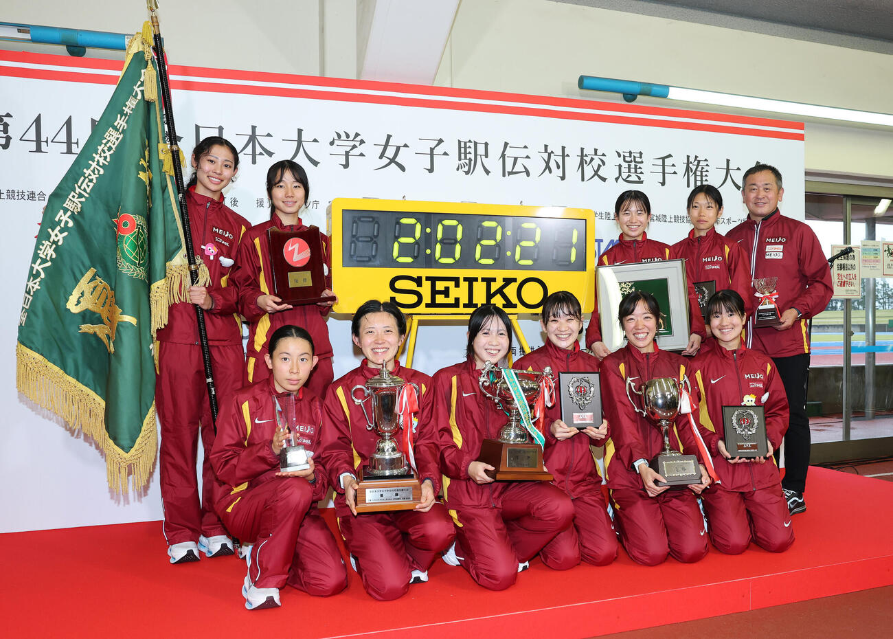 笑顔で写真に納まる名城大の選手たち（撮影・鈴木正人）