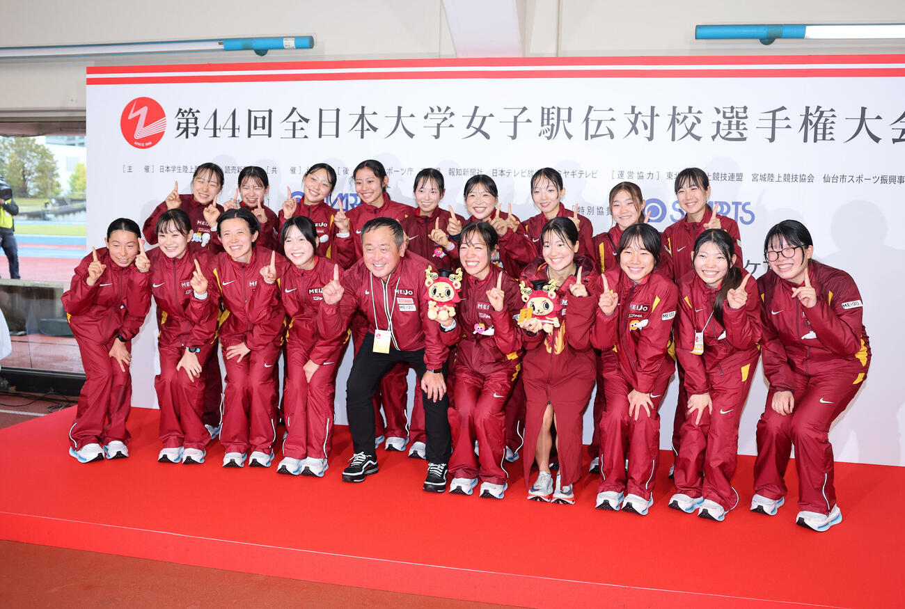 笑顔で写真に納まる名城大の選手たち（撮影・鈴木正人）