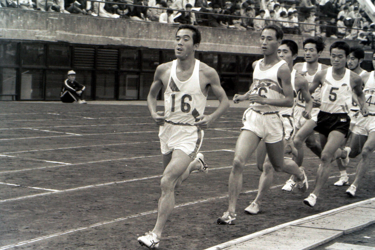 1970年、1万メートル決勝で力走する宇佐美彰朗
