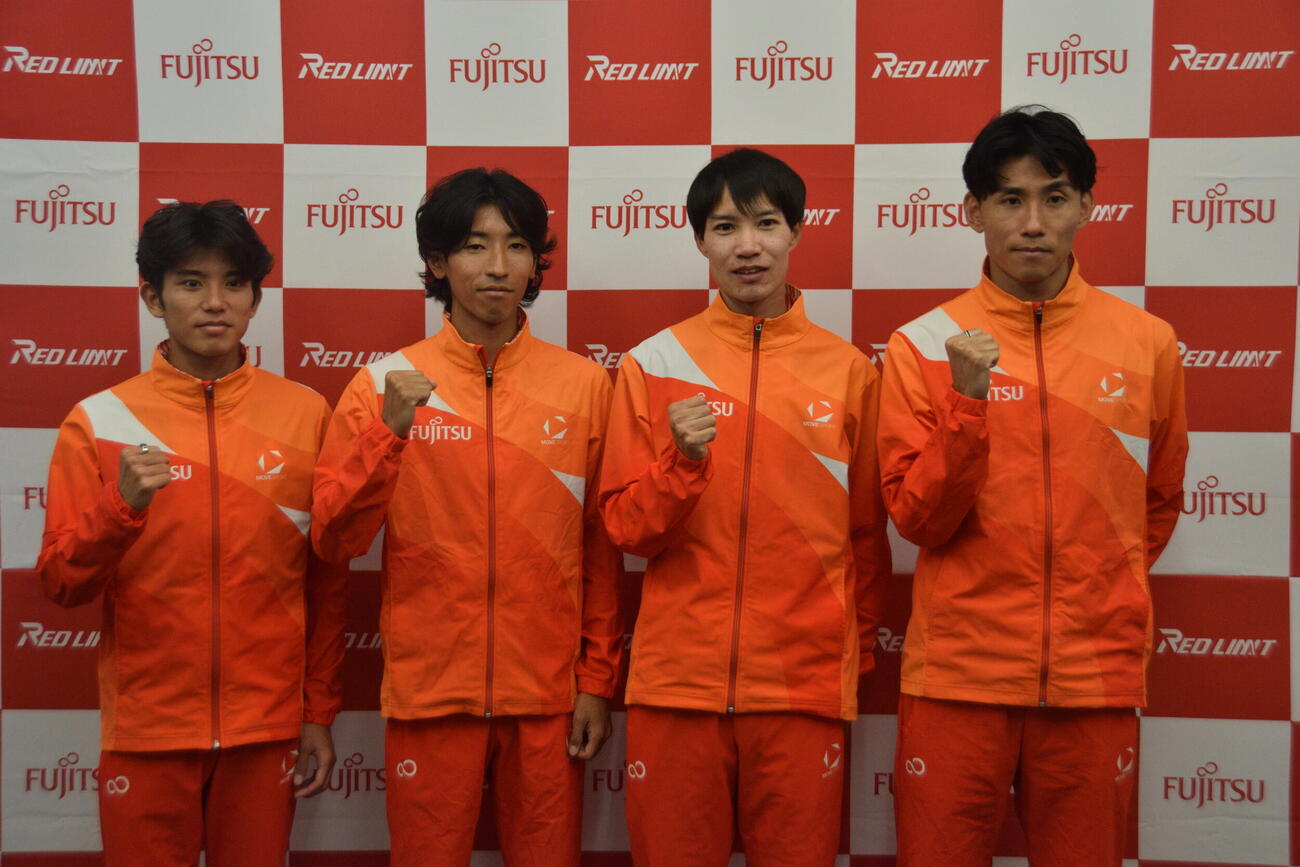 富士通の専用寮の内覧会に出席した、左から上原琉翔、浦野雄平、塩尻和也、松枝博輝