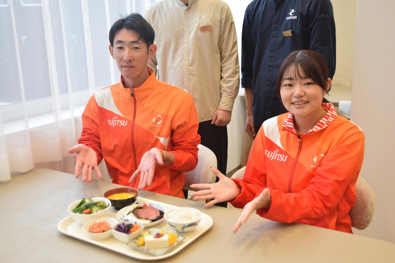 富士通の専用寮の食事を紹介した住所大翔（左）と柳井綾音