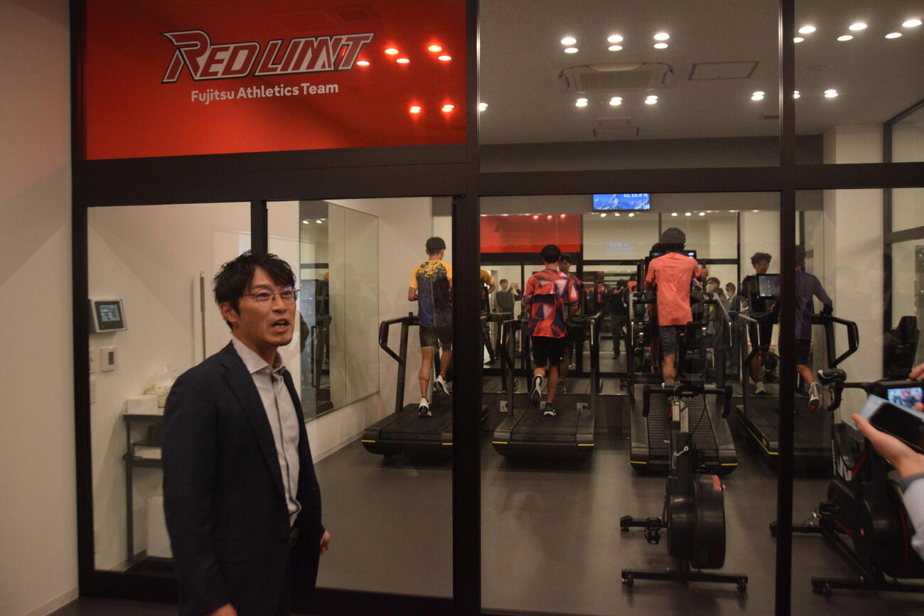 富士通の専用寮の低酸素ルームを紹介する三代直樹監督