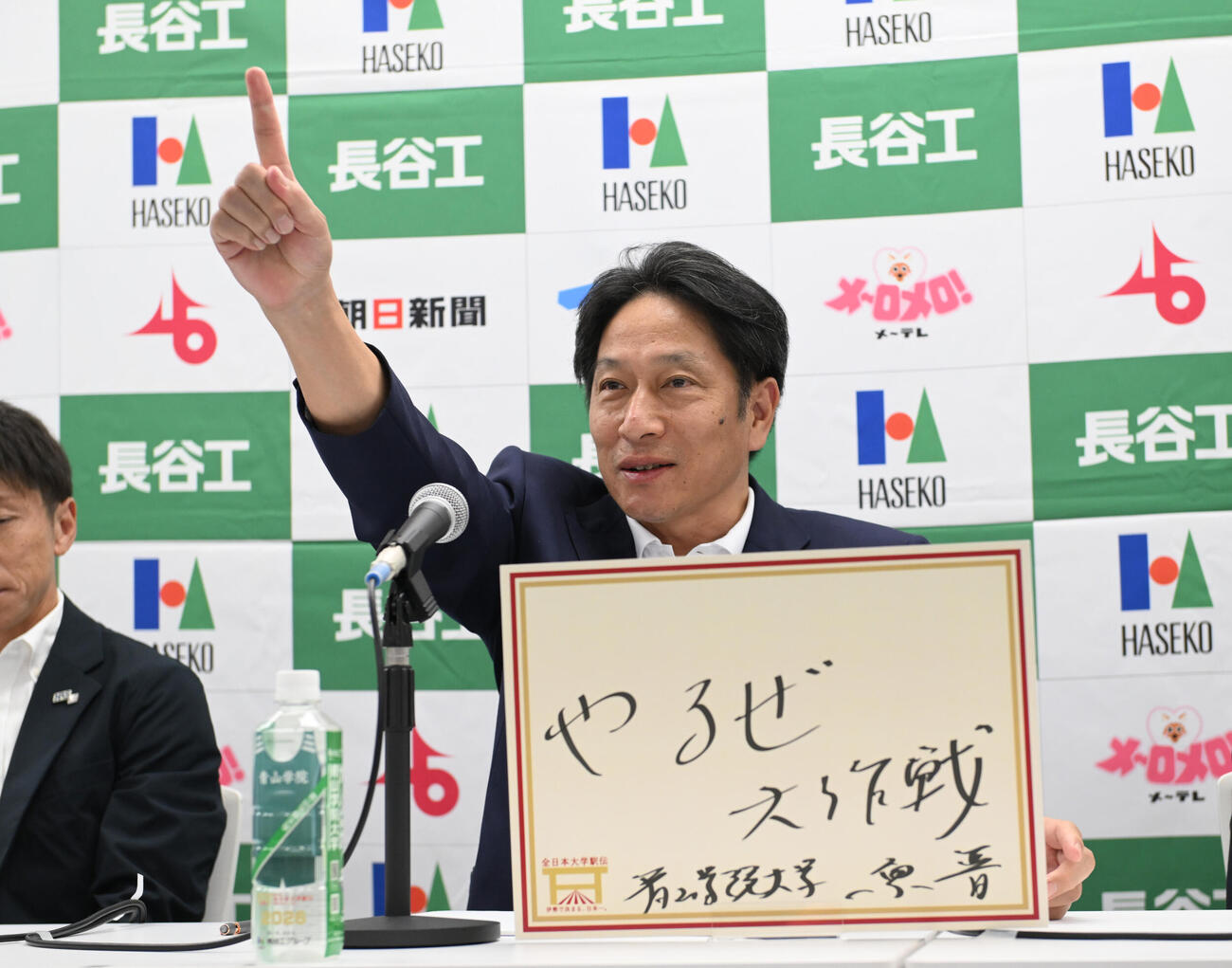 「やるぜ　大作戦」を掲げた青学大・原晋監督（撮影・和賀正仁）