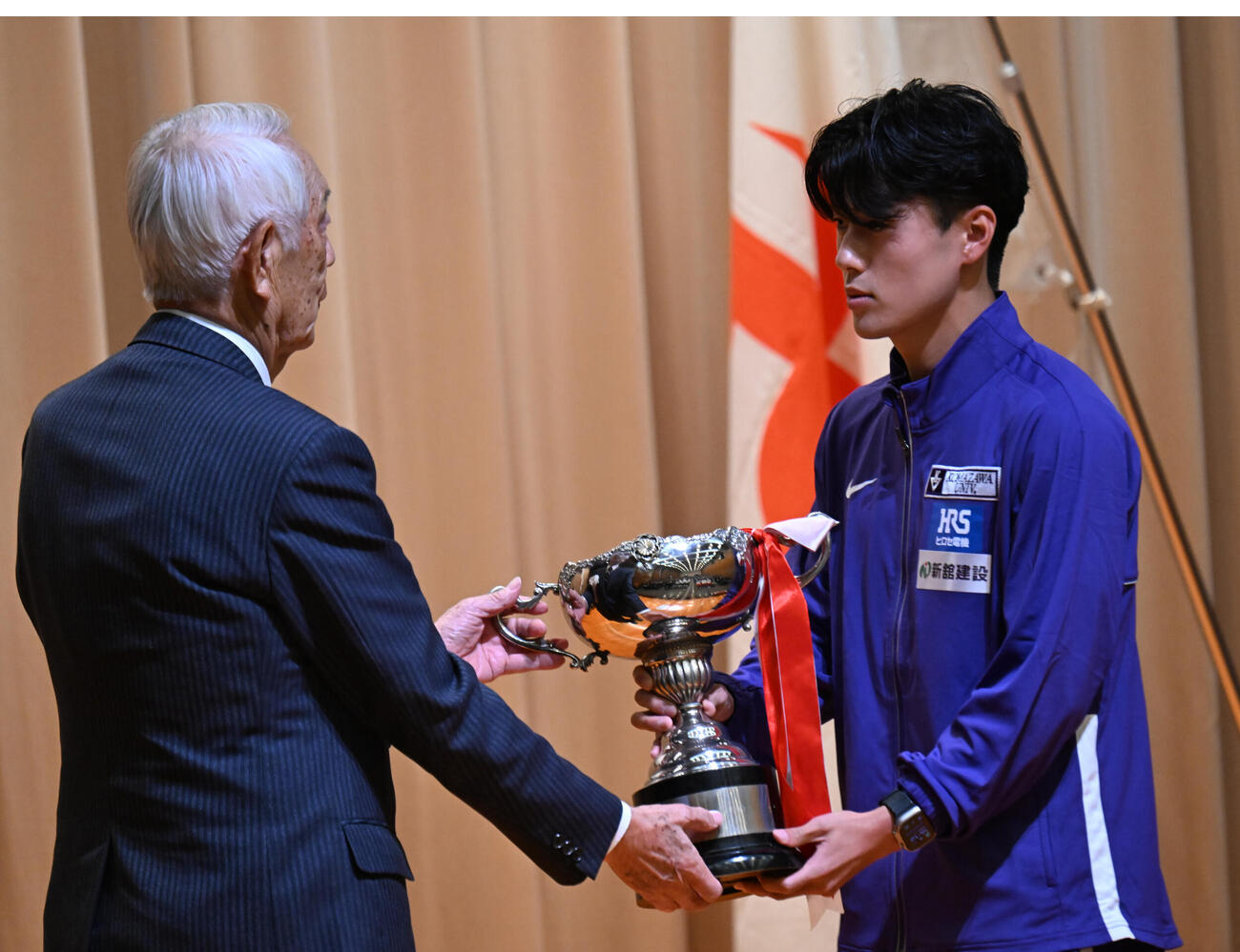 開会式では前年度優勝校の駒大から賜杯の返還が行われた（撮影・和賀正仁）