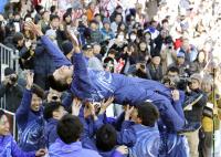 旭化成18年ぶりＶ、西監督「今でも夢かなと思う」 - 陸上 : 日刊スポーツ