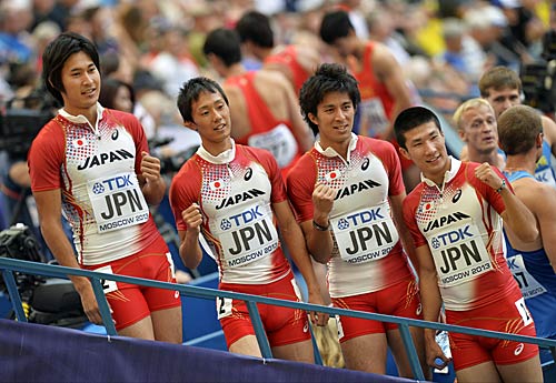 男子４００メートルリレー予選　２組に出場した日本は３８秒２３の２着で決勝進出を決めた（ＡＰ）