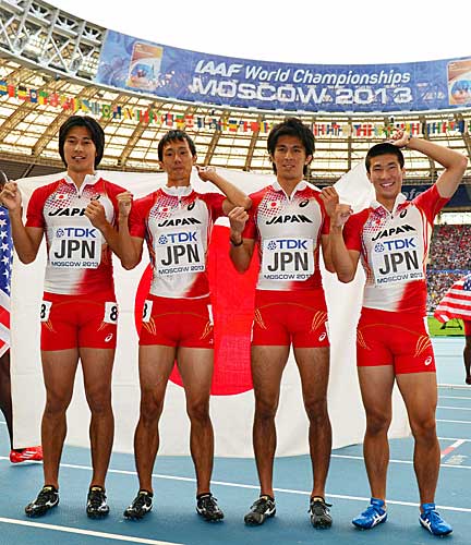 男子４００メートルリレー決勝　レースを終え日の丸を掲げる日本チーム。左から飯塚、高瀬、藤光、桐生（撮影・清水貴仁）