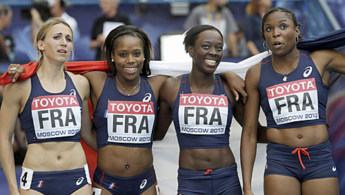 女子４００メートルリレー決勝　２着のフランス（ＡＰ）