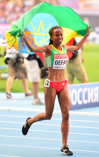 女子５０００メートルで金メダルを獲得したエチオピアのＭ・デファー
