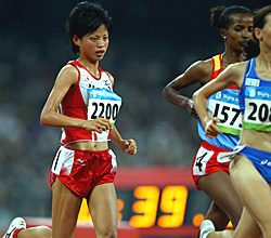 ２００８年北京五輪陸上女子５０００メートル１次予選第１組　先頭集団についていく小林祐梨子＝２００８年８月１９日