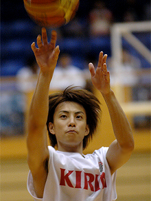 シュート練習をする五十嵐