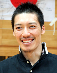 笑顔でインタビューに答える伊藤