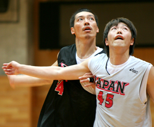 ゴール下で競り合う伊藤（左）と古田