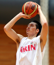 シュートを放つ伊藤