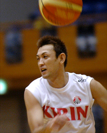 ランニングパスをする折茂
