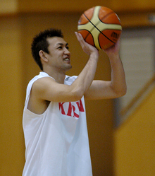 リラックスした表情でシュート練習をする折茂