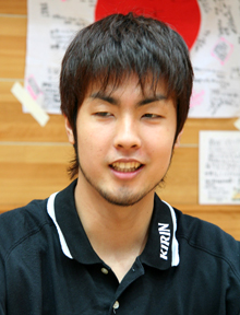 笑顔を見せながらインタビューに答える竹内公輔