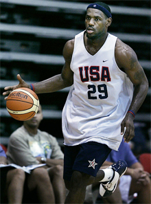 ラスベガスでのキャンプでドリブルをして体をほぐすレブロン・ジェームズ（ＡＰ）