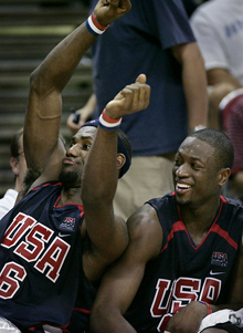 ラスベガスで行われたプエルトリコとの親善試合で、ベンチでおどけるジェームズ（左）に笑顔を見せるウェイド（ＡＰ）