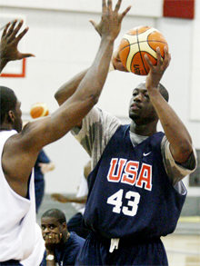 ラスベガスでの米代表のキャンプでパスをするウェイド（ＡＰ）
