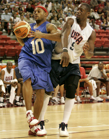 ラスベガスで行われたプエルトリコとの試合形式の練習で、相手選手をディフェンスするウェイド（右）（ＡＰ）
