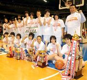 連覇を達成した桜花学園のメンバー（撮影・藤田啓輔）