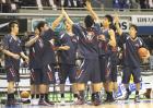 １０年ぶりの決勝進出にベンチで喜ぶ福岡大大濠のメンバー（撮影・加納慎也）