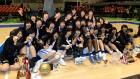 優勝し３冠を達成した桜花学園の選手たちはＶサインで喜ぶ（撮影・柴田隆二）
