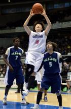 第４Ｑ、シュートを放つ桜花学園の山田（中央）（撮影・柴田隆二）