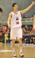 第４Ｑ、バスケットカウントを奪い、ガッツポーズする明成の白戸（撮影・鹿野雄太）