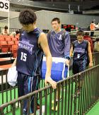 敗れた藤枝明誠の角野（手前）はがっくり引き揚げる（撮影・柴田隆二）