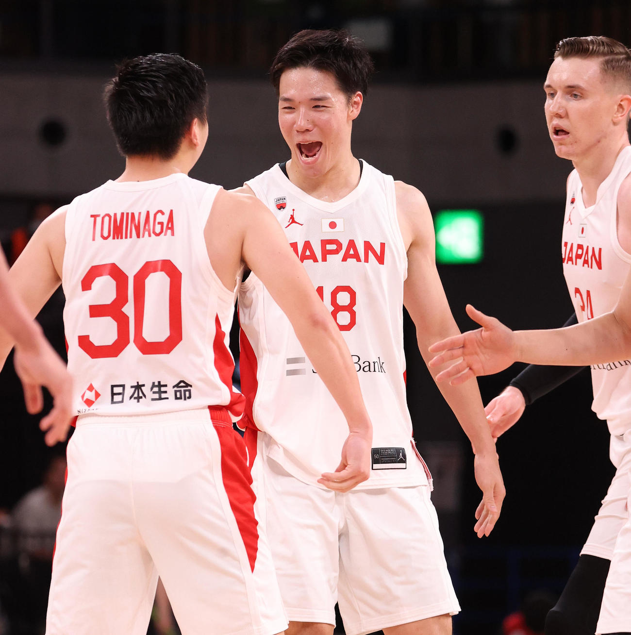 日本対フランス　第2Q、ダンクを決めた馬場（中央）は富永（左）に笑顔を見せる（撮影・松本俊）