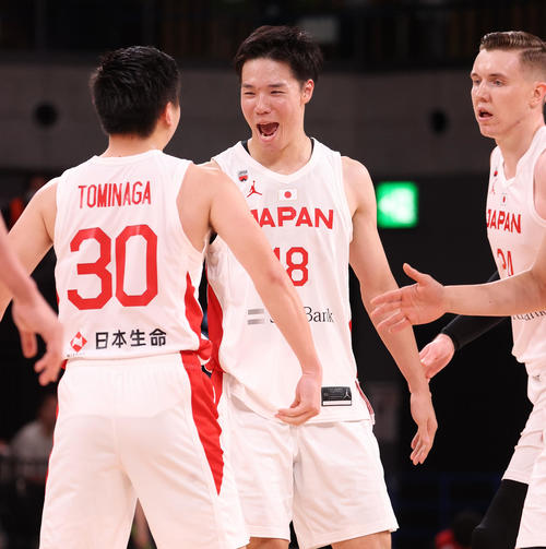 日本対フランス　第2Q、ダンクを決めた馬場（中央）は富永（左）に笑顔を見せる（撮影・松本俊）