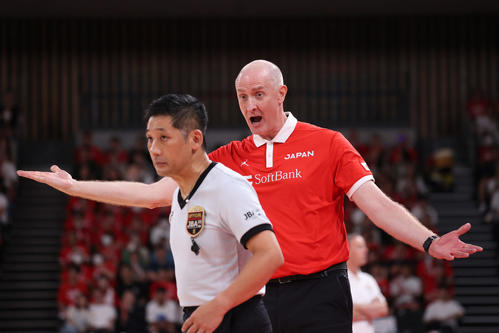 日本対フランス　第3Q、審判に抗議するホーバス監督（右）（撮影・松本俊）