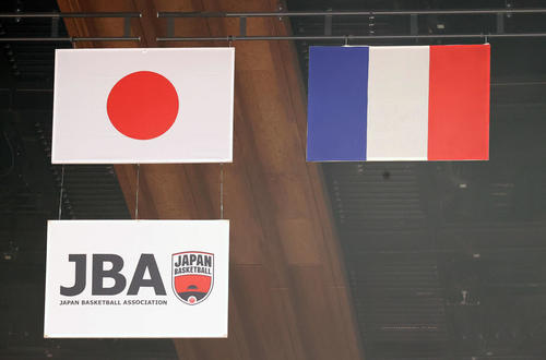 対戦する日本とフランスの両国国旗が掲げられる（撮影・松本俊）