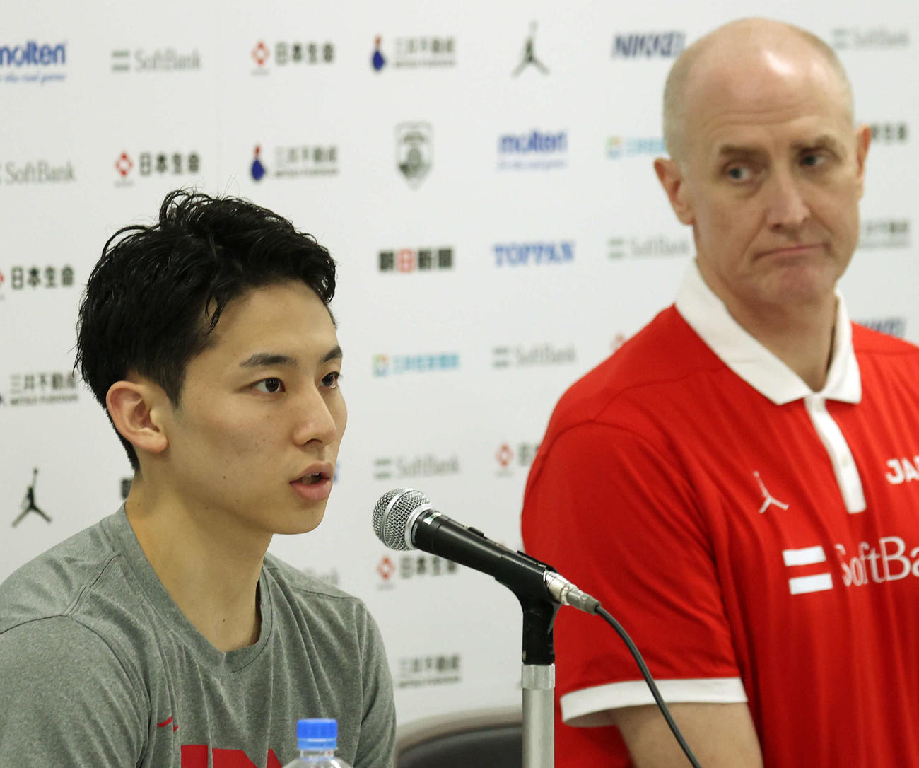 日本対フランス　試合後、ホーバス監督（右）が見つめる横で会見する河村（撮影・松本俊）