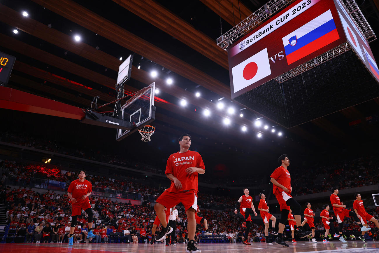 日本対スロベニア　試合前、ウオーミングアップを行う富樫（手前）ら日本代表の選手たち（撮影・垰建太）