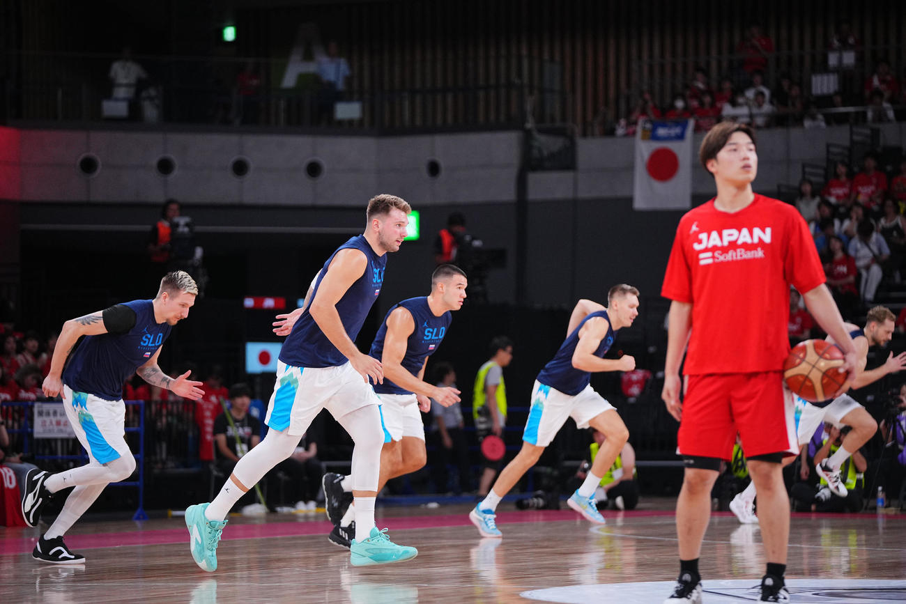 日本対スロベニア　試合前、ウオーミングアップを行うドンチッチ（左から2人目）らスロベニアの選手たち（撮影・垰建太）