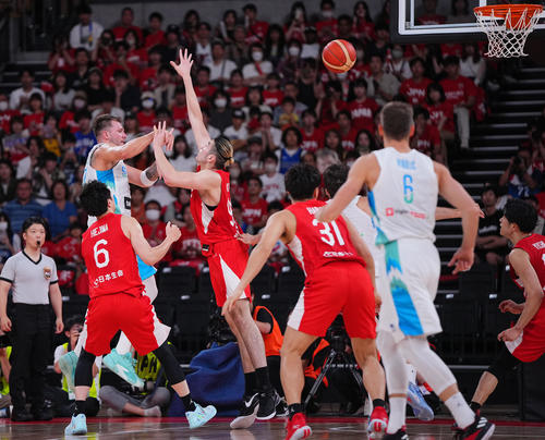 日本対スロベニア　第2Q、ドンチッチ（左）の巧みなパスに翻弄される日本の選手たち（撮影・垰建太）