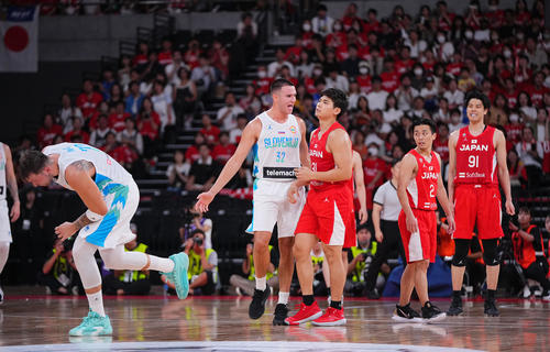 日本対スロベニア　第2Q、ドンチッチ（左）へのファウルで悔しがる原（中央右）ら日本の選手たち（撮影・垰建太）