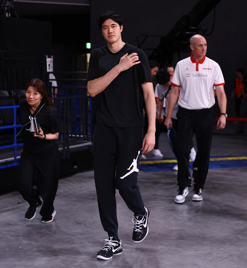 日本対スロベニア　試合前、コートへ向かう渡辺（中央）とトム・ホーバス・ヘッドコーチ（撮影・垰建太）