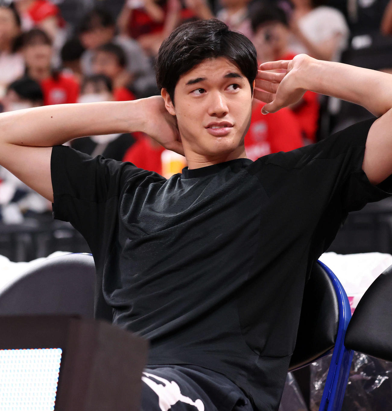 日本対フランス　捻挫のためベンチ外となった渡辺は観客からの声援に笑顔を見せる（撮影・松本俊）