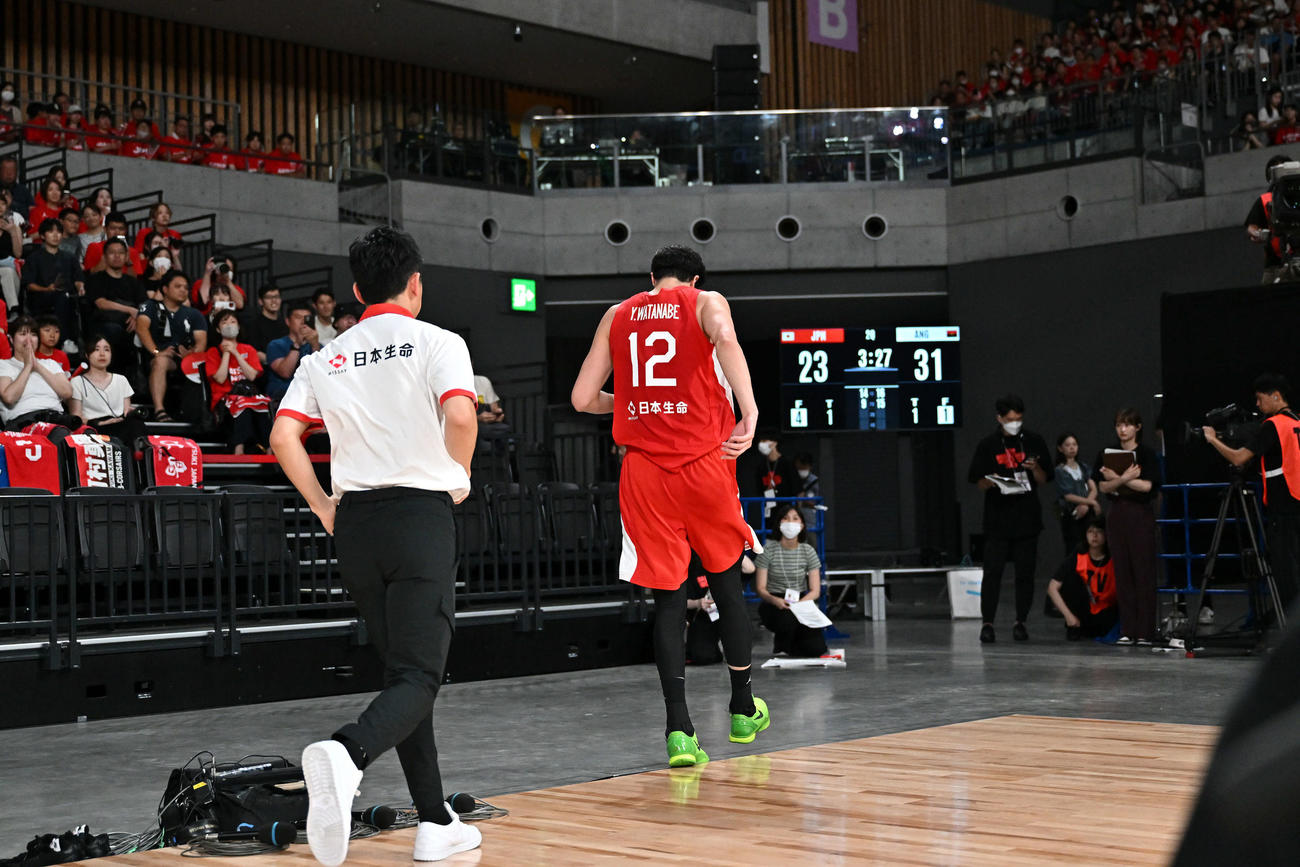 15日、アンゴラ戦の第2Q、アクシデントでコートを出る渡辺