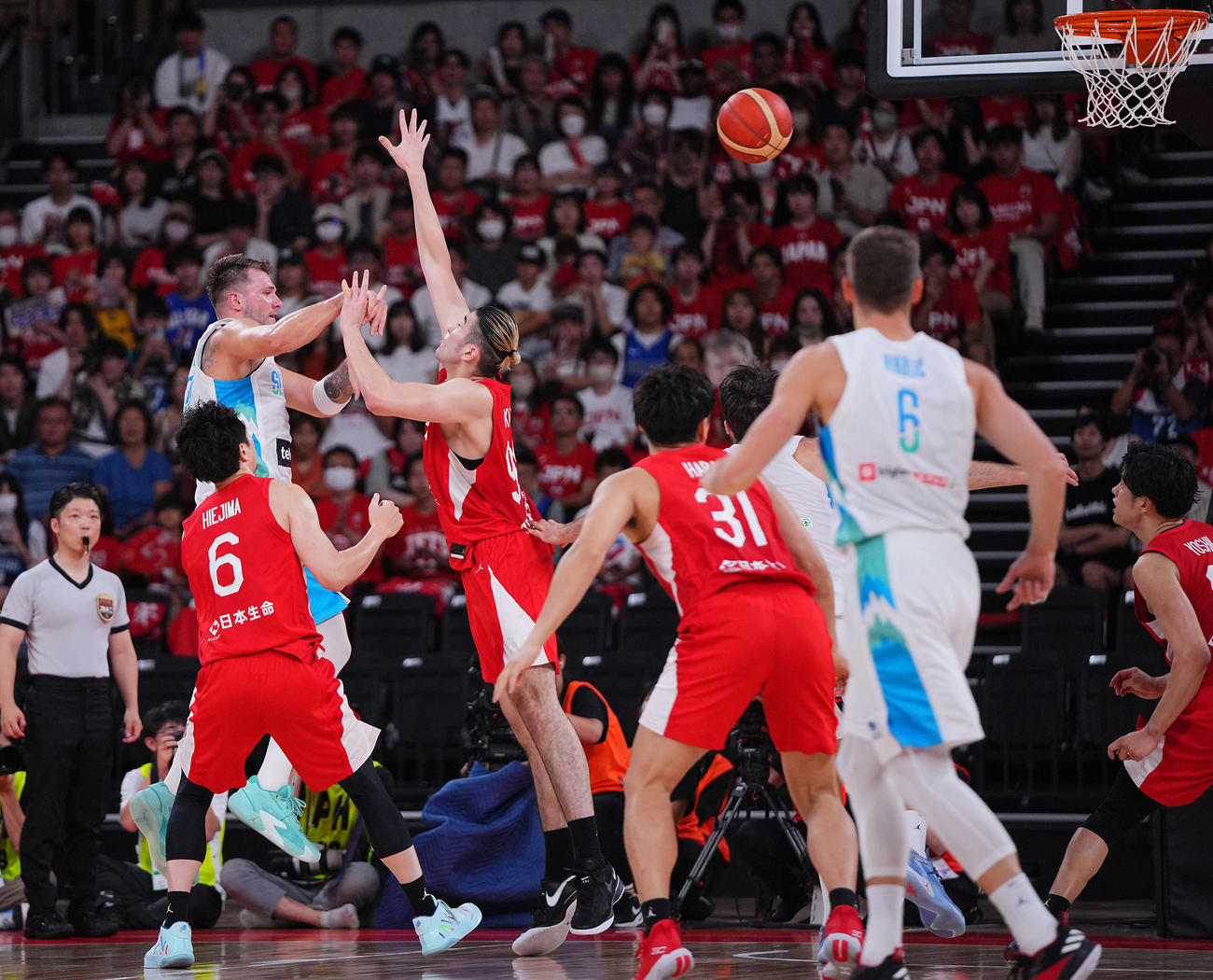 日本対スロベニア　第2Q、ドンチッチ（左）の巧みなパスに翻弄される日本の選手たち（撮影・垰建太）